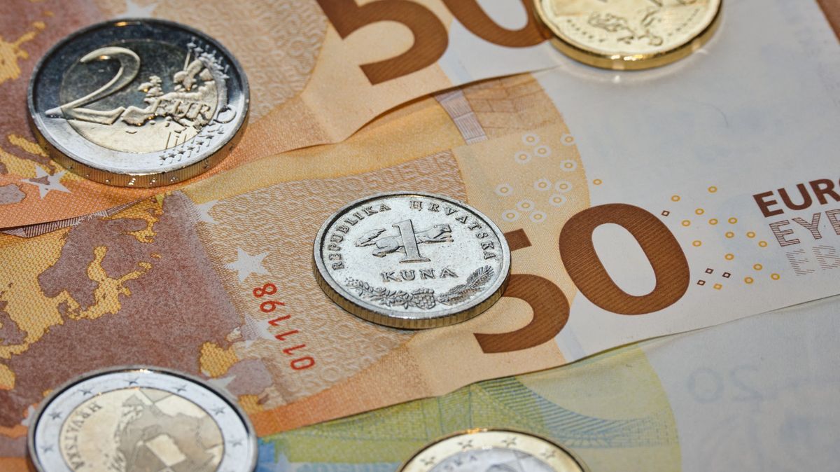 Euro nahradilo kuny. Chorvaté sčítají, kolik si obchodníci přirazili